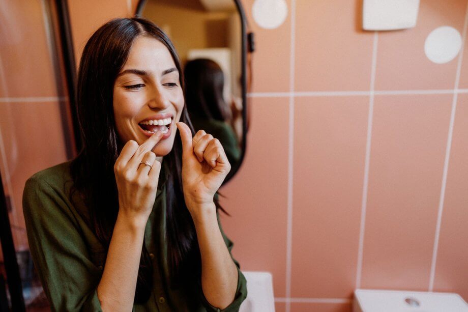 A Complete Guide to Flossing Teeth